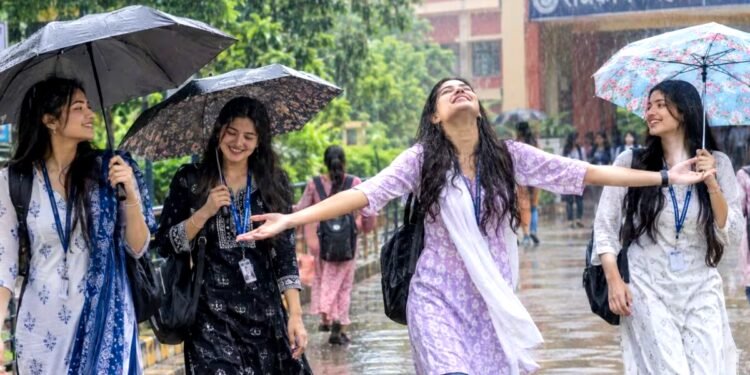 बंगाल की खाड़ी में चक्रवाती तूफान का साया, मगर यूपी में बदलेगा मौसम, जानिए कल आपके जिले में होगी बारिश या खिलेगी धूप?