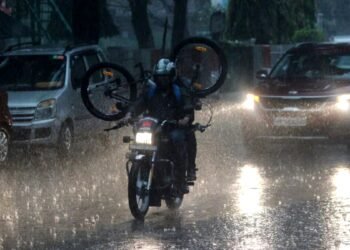 UP Weather Live: ऐ बारिश जरा थम के बरस… यूपी में मचा हाहाकार, चारों तरफ बस पानी ही पानी, मौसम विभाग की चेतावनी