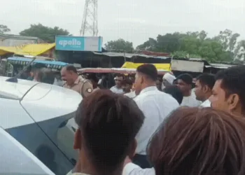 समझ नहीं रहे हो मैं ग्राम प्रधान हूं…बाइक सवार युवक ने ट्रैफिक पुलिसकर्मी को धमकाया, वीडियो वायरल, Uttar-pradesh Hindi News