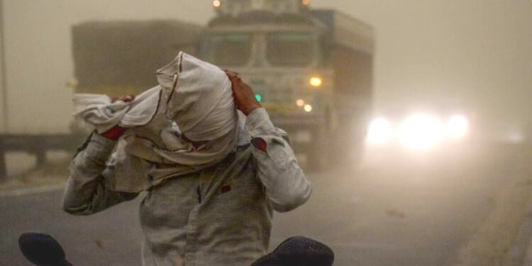 Noida Dust Strom: नोएडा और ग्रेनो में धूल भरी आंधी, यूपी में धूप बढ़ाएगा पारा, सर्दी कब तक आएगी