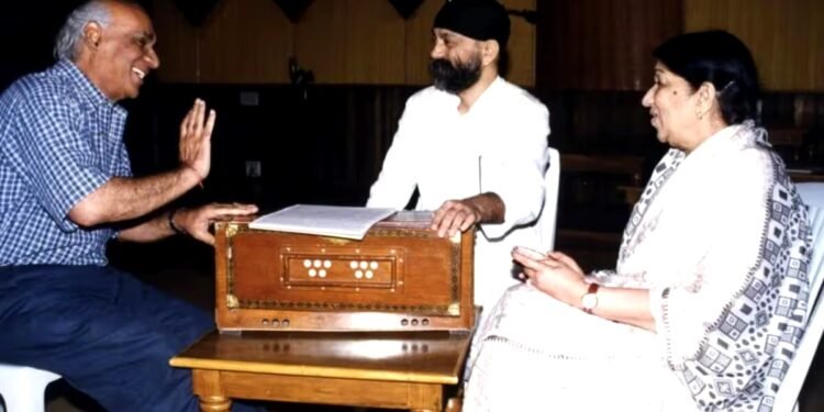 आनंद बख्शी की कलम से निकला अमर गीत, जिसकी धुन 50 बार हुई रिजेक्ट, 5 महीने तक चोपड़ा परिवार के घर के काटे चक्कर
