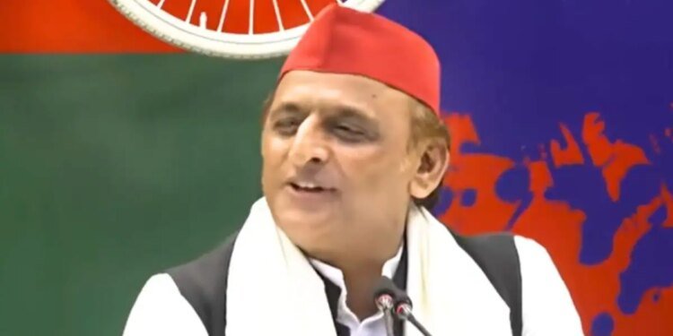 UP Chunav: आजम खान से मुलाकात के बाद अखिलेश यादव ने किसे कहा ‘रामपुर का रावण’, भेष बदलकर कौन रच रहा साजिश?