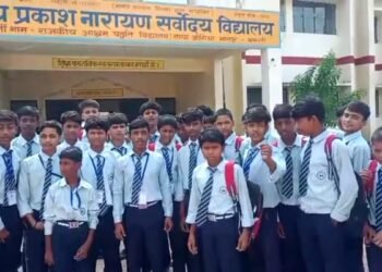 Video: बस्ती में फूटा छात्रों का गुस्सा, आवासीय स्कूल में घटिया खाने पर हंगामा, मेस के फर्श पर फेंका खाना; मचा हड़कंप