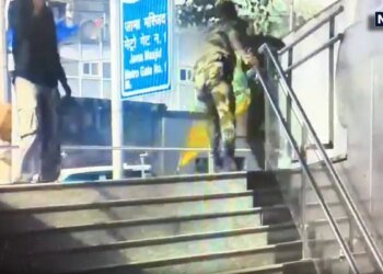 एक्सरे मशीन में डाला बैग, फिर भागने लगा NRI, जामा मस्जिद मेट्रो स्टेशन पर CISF जवान ने फिल्मी अंदाज में दबोचा | VIDEO