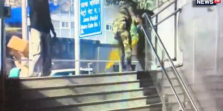 एक्सरे मशीन में डाला बैग, फिर भागने लगा NRI, जामा मस्जिद मेट्रो स्टेशन पर CISF जवान ने फिल्मी अंदाज में दबोचा | VIDEO
