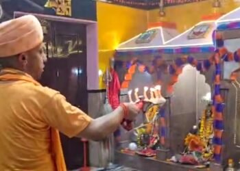 सीएम योगी ने खुद संभाली पूजा की थाली, शारदीय नवरात्रि पर गोरखनाथ मंदिर में दिखा ऐसा भक्तिमय नजारा