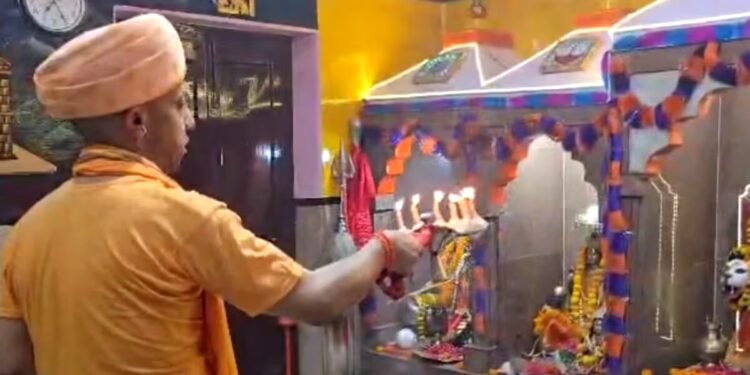 सीएम योगी ने खुद संभाली पूजा की थाली, शारदीय नवरात्रि पर गोरखनाथ मंदिर में दिखा ऐसा भक्तिमय नजारा