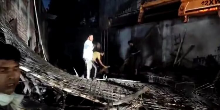 Ghaziabad News: गाजियाबाद के शहीदनगर में निर्माणाधीन मकान का लिंटर गिरा, मलबे में दबे कई लोग
