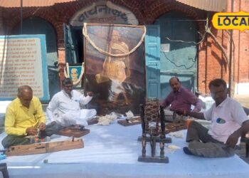 मेरठ के इस आश्रम में 24 घंटे चलता है चरखा, गांधी जयंती से पहले का अनोखा आयोजन, रात के अंधेरे में भी काम चालू