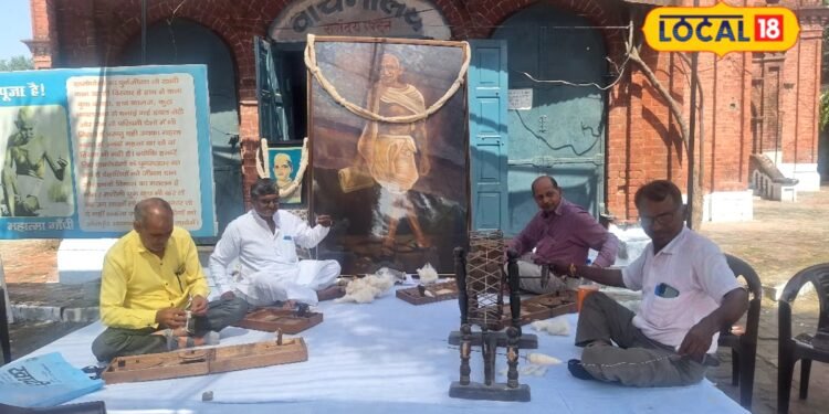 मेरठ के इस आश्रम में 24 घंटे चलता है चरखा, गांधी जयंती से पहले का अनोखा आयोजन, रात के अंधेरे में भी काम चालू