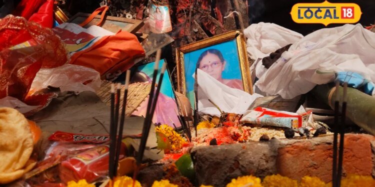 वाराणसी में ये कैसा पीपल का पेड़, जहां लटकी रहती हैं मृतकों की तस्वीरें? पुराणों में भी है इस जगह का जिक्र