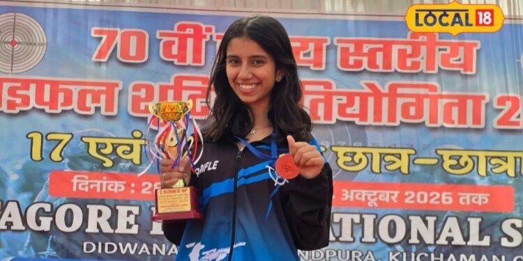 Harsiddhi Shooting Player: भीलवाड़ा की नन्हीं निशानेबाज हरसिद्धि का कमाल, राज्य स्तरीय राइफल शूटिंग में जीता सिल्वर