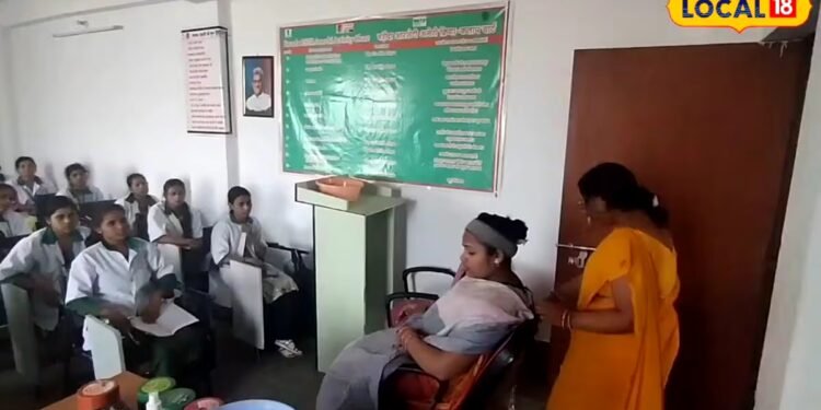 अमेठी की महिलाओं के लिए खुशखबरी, महंगे कोर्स की जरूरत नहीं, यहां फ्री में सीखें ब्यूटी पार्लर की बारीकियां