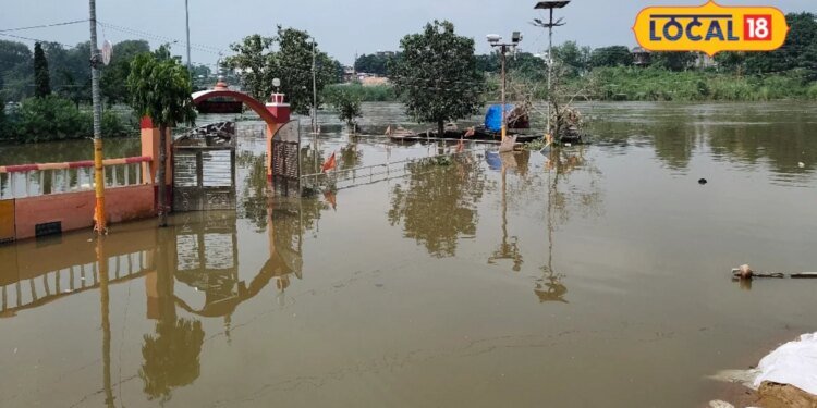 सुल्तानपुर में गोमती के बढ़ते जलस्तर से डूब गया सीताकुंड, स्थानीयों को याद आई पुरानी बाढ़, जब पूरा शहर हो गया था ठप