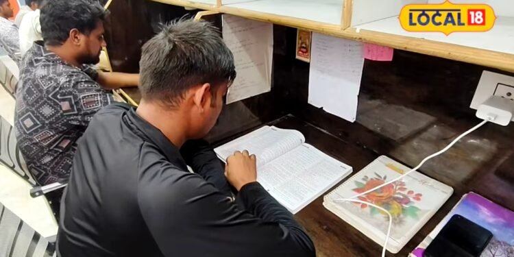 22 साल की उम्र में वर्दी पहनने का सपना हुआ पूरा, फिरोजाबाद के गौरव के लिए गांव की डिजिटल लाइब्रेरी बनी गेमचेंजर