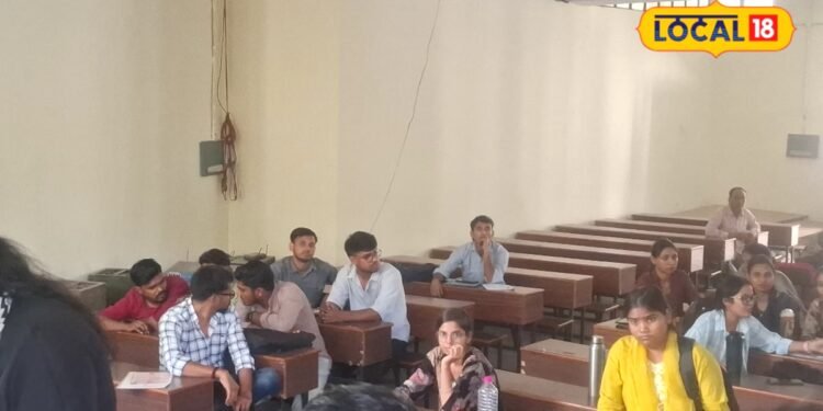 आगरा के लॉ कॉलेज में 300 सीट पर 2250 आवेदन, वकील बननें की लगी होड़, पहली बार आये प्रवेश के लिये रिकॉर्ड फॉर्म
