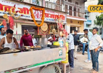 बिना लहसुन-प्याज का बेंचते हैं समोसा, फिर कमाई से करते हैं तीर्थयात्रा… बलिया की इस दुकान के गजब चर्चे