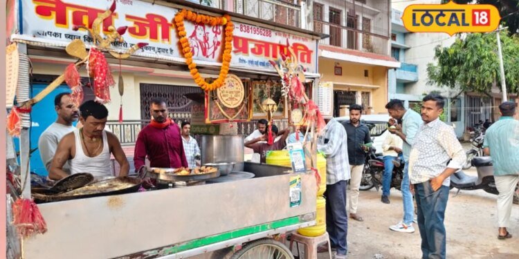 बिना लहसुन-प्याज का बेंचते हैं समोसा, फिर कमाई से करते हैं तीर्थयात्रा… बलिया की इस दुकान के गजब चर्चे