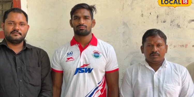 घर में मैट खरीदने तक के नहीं थे पैसे, फिर गांव की मिट्टी में सीखी कुश्ती, अब सौरभ विदेश में दिखायेंगे दम