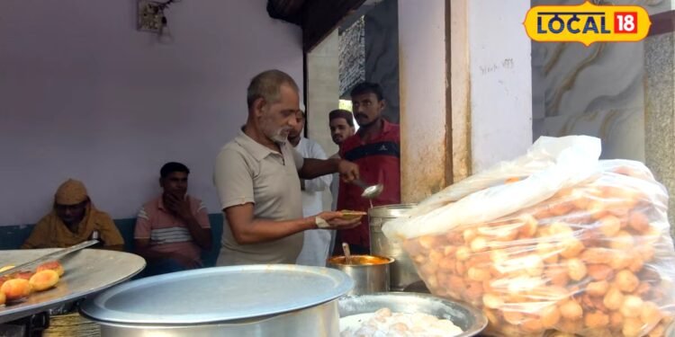 Street Food: 20 रुपये में 8 पीस, 30 साल से स्वाद बरकरार, मऊ वालों को भूख लगते ही याद आते हैं राजू के गोलगप्पे
