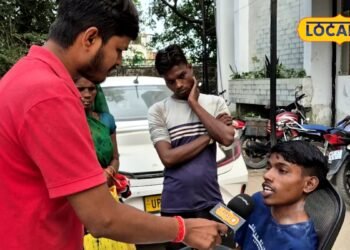 मुगलसराय में आधार कार्ड बनवाने के लिए लग रही लंबी कतार, 4 दिन से काट रहे चक्कर, लोग बोले, पता नहीं कब आएगा मेरा नंबर