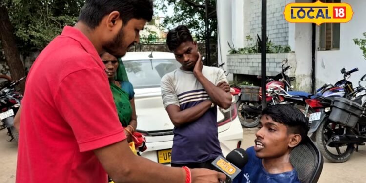 मुगलसराय में आधार कार्ड बनवाने के लिए लग रही लंबी कतार, 4 दिन से काट रहे चक्कर, लोग बोले, पता नहीं कब आएगा मेरा नंबर