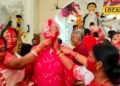 Varanasi News : मां दुर्गा की विदाई पर काशी में खेली गई सिंदूर की होली, क्यों करते हैं ऐसा? चौंक जाओगे