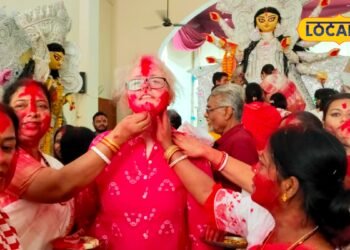 Varanasi News : मां दुर्गा की विदाई पर काशी में खेली गई सिंदूर की होली, क्यों करते हैं ऐसा? चौंक जाओगे