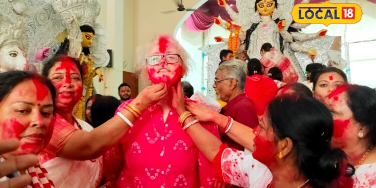 Varanasi News : मां दुर्गा की विदाई पर काशी में खेली गई सिंदूर की होली, क्यों करते हैं ऐसा? चौंक जाओगे
