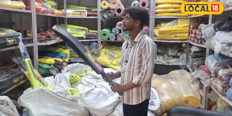 मेरठ लकड़ी के बल्ले ही नहीं प्लास्टिक बैट में भी बनाई पहचान, 60 से 700 रुपये तक है कीमत, प्रैक्टिस के लिए होता है इस्तेमाल