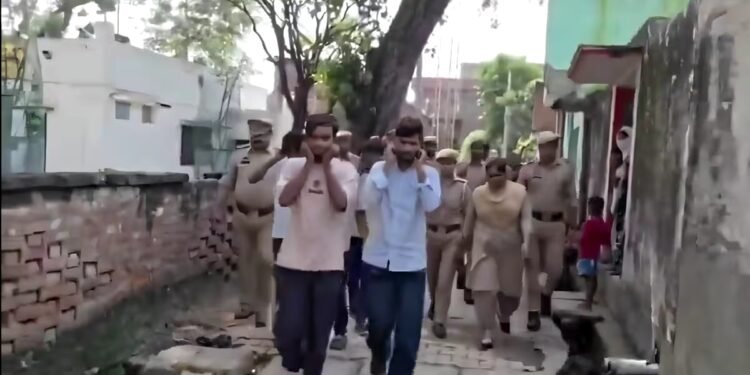 लखीमपुर खीरी: कान पकड़कर मोहल्ले में मनचलों की परेड, महिलाओं से बोले- ‘अब नहीं करूंगा ऐसी गलती’, वीडियो वायरल