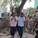लखीमपुर खीरी: कान पकड़कर मोहल्ले में मनचलों की परेड, महिलाओं से बोले- ‘अब नहीं करूंगा ऐसी गलती’, वीडियो वायरल
