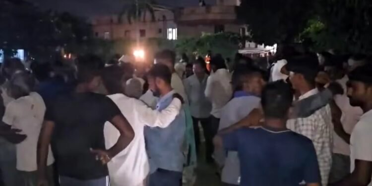 मथुरा में ‘होटल विंस्टन’ की दीवार गिरने से बड़ा हादसा, मलबे में दबकर मजदूर की मौत, 5 घंटे चला रेस्क्यू; मुआवजे पर माने परिजन