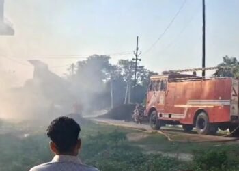 सीतापुर: 11 हजार वोल्ट की हाईटेंशन लाइन से टकराया डंपर, गाड़ी में लगी भीषण आग, ड्राइवर और क्लीनर झुलसे