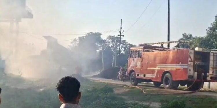 सीतापुर: 11 हजार वोल्ट की हाईटेंशन लाइन से टकराया डंपर, गाड़ी में लगी भीषण आग, ड्राइवर और क्लीनर झुलसे