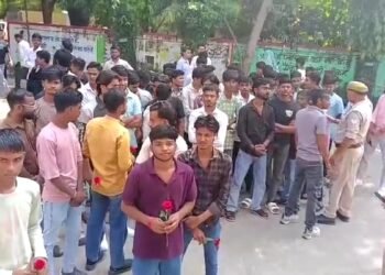 Hamirpur News: गुलाब लेकर DM के पास पहुंचे Gen Z, प्रिंसिपल और टीचर्स पर गंभीर आरोप; ₹500 जुर्माना मांगने का भी दावा