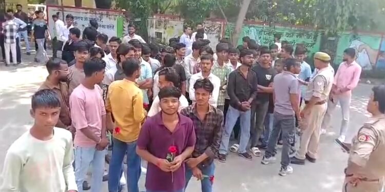 Hamirpur News: गुलाब लेकर DM के पास पहुंचे Gen Z, प्रिंसिपल और टीचर्स पर गंभीर आरोप; ₹500 जुर्माना मांगने का भी दावा