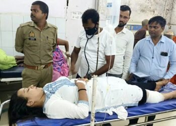 Varanasi: SBI बैंक में चली गोली, महिला कर्मचारी घायल, गार्ड के पास जमा रिवॉल्वर से कैसे हुई फायरिंग?