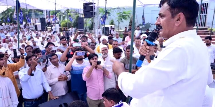 UP Chunav 2027 2027: मंच पर फूट-फूटकर रोने वाला BSP नेता कौन? रुंधे गले से 2027 की जंग के लिए मांगे वोट