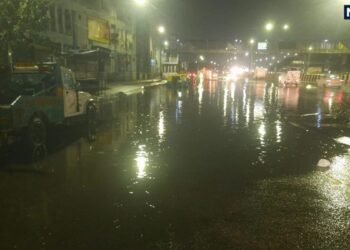 Delhi-NCR Weather | Delhi Heavy Rain | IMD Delhi बादलों की हुंकार, बिजली की तड़तड़ाहट और तूफानी हवा संग दिल्‍ली में बारिश, कई जगह भरा पानी, उखड़े पेड़