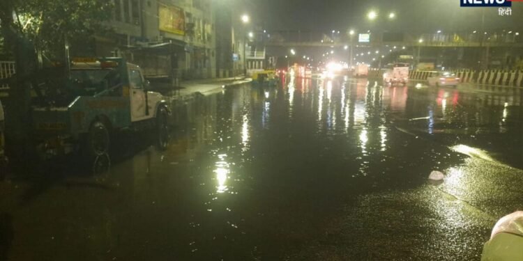 Delhi-NCR Weather | Delhi Heavy Rain | IMD Delhi बादलों की हुंकार, बिजली की तड़तड़ाहट और तूफानी हवा संग दिल्‍ली में बारिश, कई जगह भरा पानी, उखड़े पेड़