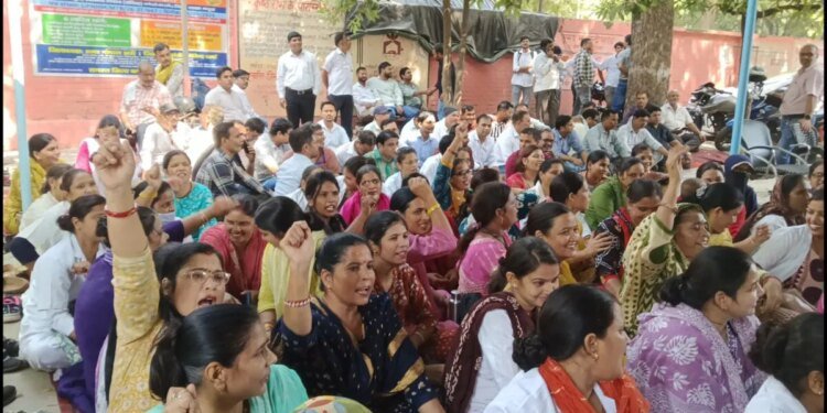 Mathura News: तीन महीनें से स्वास्थ्य कर्मियों व डॉक्टर को नहीं मिला वेतन, काम छोड़ हड़ताल पर पहुंचे, मांग पूरी नहीं होने पर आंदोलन की चेतावनी