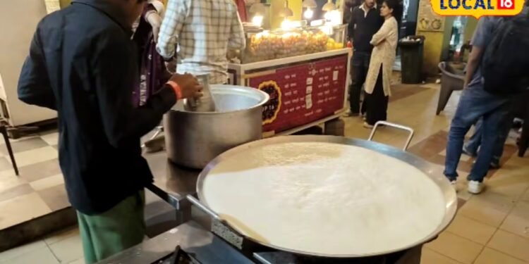 ग्रेटर नोएडा की ‘लड्डू UP-16’ दुकान ने लूटा लोगों का दिल, यहां की जलेबी-रबड़ी के दिल्ली तक दीवाने