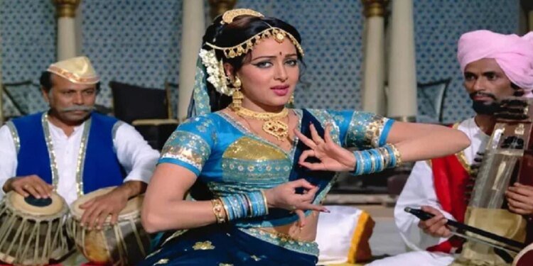 50 साल पुराना हेमा मालिनी का गाना, दूर खड़े टुकुर-टुकुर देखते रहे राजेश खन्ना, लता मंगेशकर की आवाज में हुआ अमर