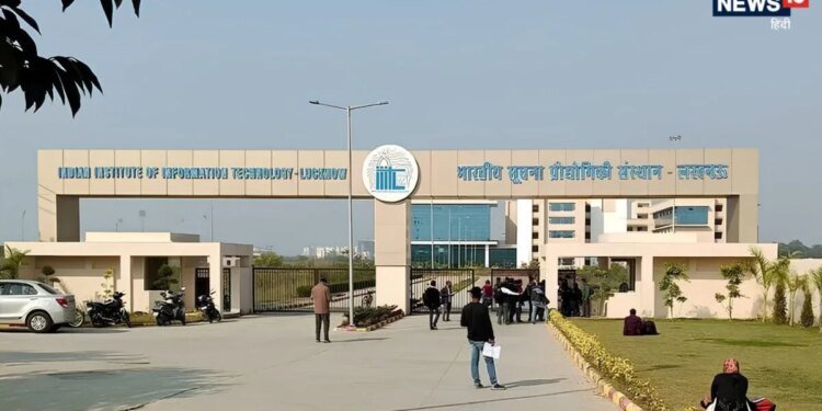 हद है! IIIT कैंपस में घुसा गोमती नदी का पानी, हॉस्टल कराए गए खाली, परीक्षा तक टली, कैंपस भी बंद