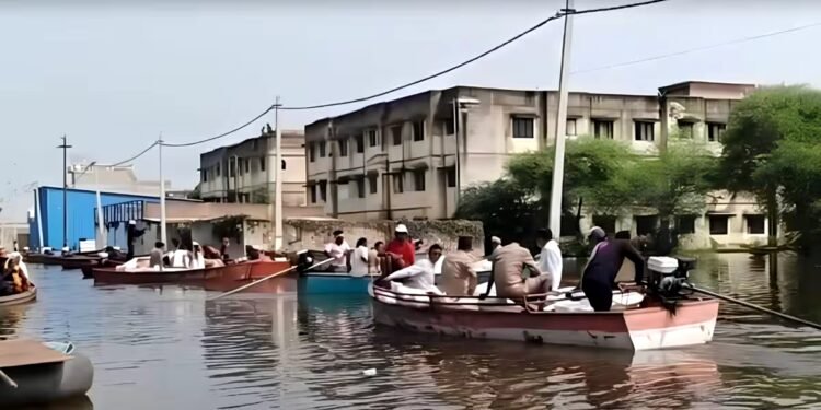 Ground Report: सड़कों पर नाव, रास्ते में पानी, घर में पानी… लखनऊ में बाढ़ की यही कहानी, गोमती नदी का कहर