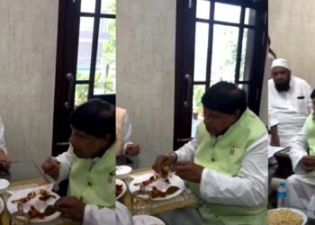 नवरात्रि में मुर्गा पार्टी करने वाले सपा के बड़े नेता कौन? सोशल मीडिया पर वीडियो वायरल होने पर बीजेपी ने घेरा