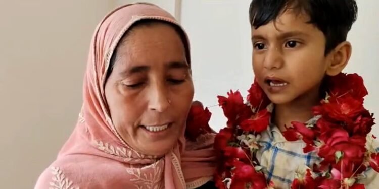 सांप काटा तो लगा दिया एंटी रैबीज, 8 दिन तक वेंटिलेटर पर रहा मासूम, अब जब हुआ ठीक तो फूल-माला पहनाकर भेजा घर