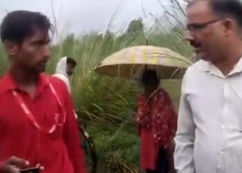 जमीन नापने पहुंचे लेखपाल ने पहले पूछी जाति, फिर SC-ST एक्ट की दी धमकी, वीडियो वायरल 