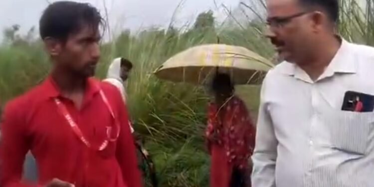 जमीन नापने पहुंचे लेखपाल ने पहले पूछी जाति, फिर SC-ST एक्ट की दी धमकी, वीडियो वायरल